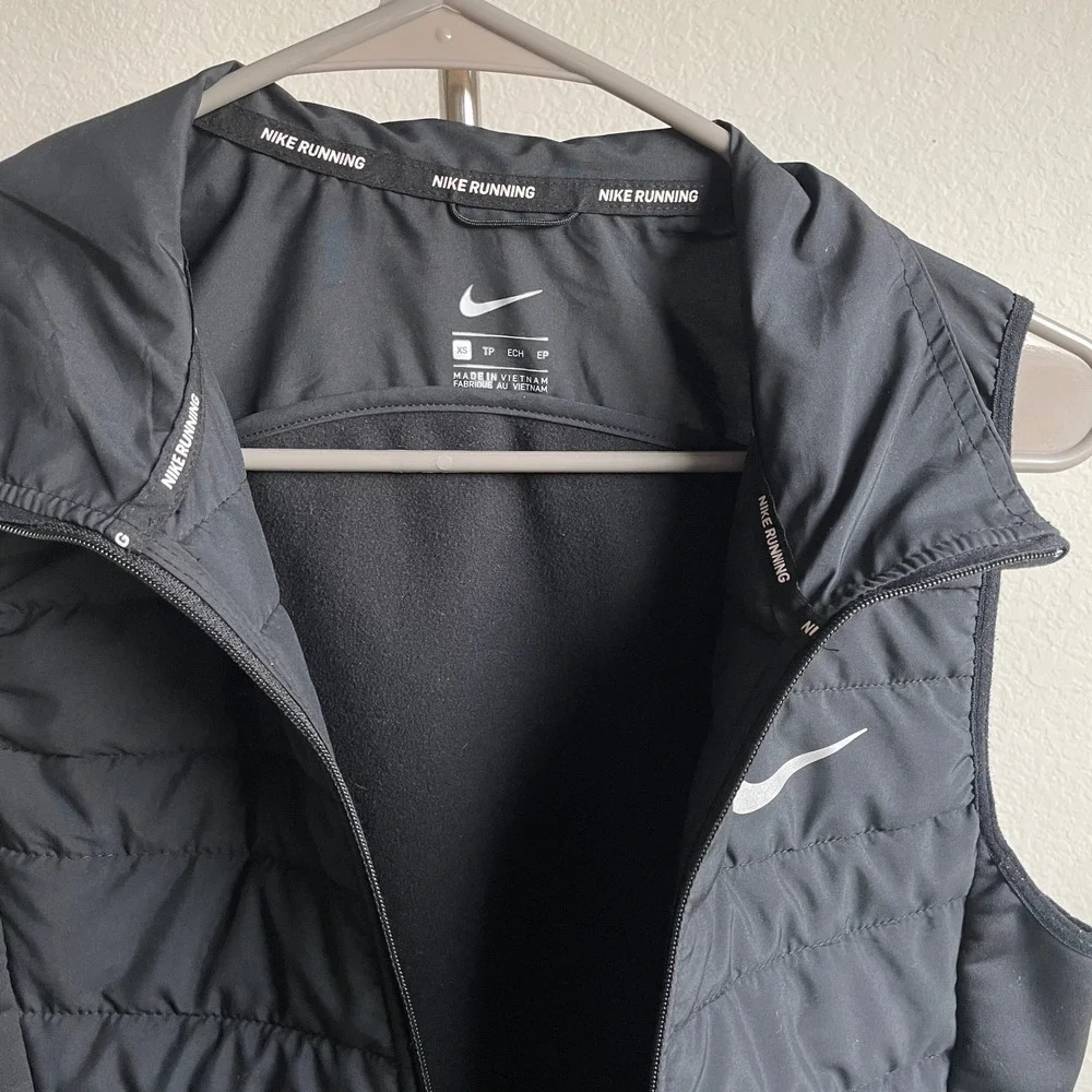 Nike Running Women's Puffer Vest Black Quilted Full Zip Jacket Hiking Travel XS